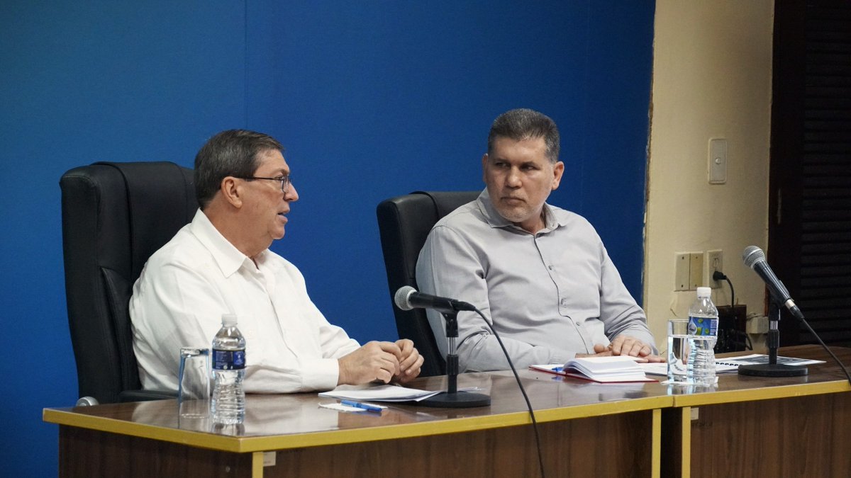 BrunoRguezP's tweet photo. Junto al Viceprimer Ministro y Ministro de @MINCEX_CUBA,  @polivaoscar, realizamos en @CubaMINREX videoconferencia con nuestros Jefes de Misiones Diplomáticas en el exterior.

Analizamos contexto actual de #Cuba, marcado por las transformaciones socioeconómicas aprobadas y que ya se están implementando, y por el recrudecimiento extremo del bloqueo, el cerco energético y sanciones secundarias, impuestas por el gobierno de EEUU.

Reiteramos el firme compromiso de la #DiplomaciaRevolucionaria de defender la Patria, la Revolución y el Socialismo, frente a las amenazas y agresiones imperialistas.
