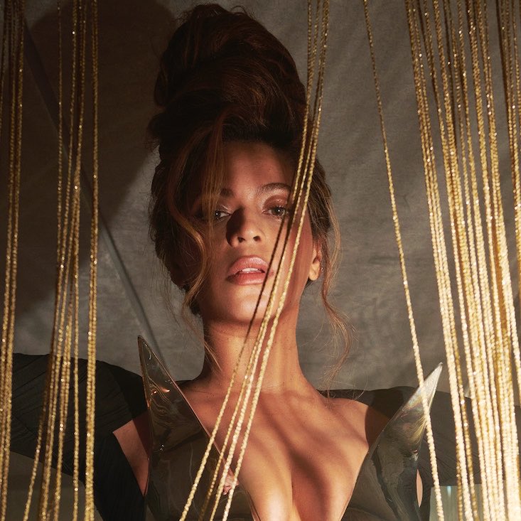 bchartsnet's tweet photo. Adéla diz que ouvir Beyoncé sempre a motiva a continuar fazendo música: “houve um momento em que eu estava exausta por uns dias. é um pouco avassalador não posso mentir! mas aí gravei um videoclipe e fiquei animada de novo. também venho ouvindo “i’m that girl”. beyoncé sempre me levanta quando estou pra baixo. o pensamento de talvez ter o mesmo efeito em alguém é pelo que eu faço isso. as palavras que cantamos nos afetam. elas se manifestam na nossa realidade. quero elevar as pessoas do jeito que ela sempre me elevou. obrigada por todo o amor… amo vocês”, escreveu no Finsta.