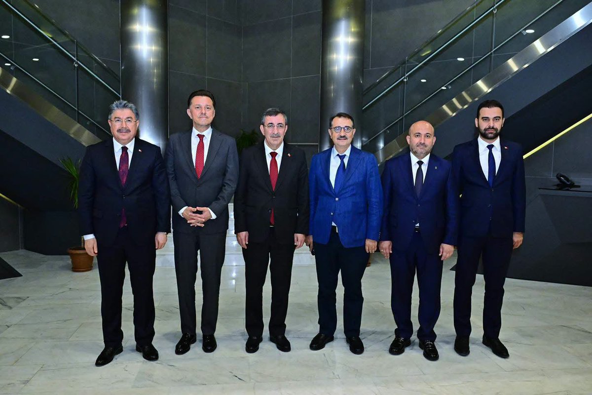 NebiHatipoglu's tweet photo. Yoğun geçen Eskişehir programımızın son durağında, Cumhurbaşkanı Yardımcımız Sayın Cevdet Yılmaz’ı Eskişehir Organize Sanayi Bölgemizde bulunan Europen üretim tesislerimizde ağırladık.

Tesislerimizi birlikte gezerek üretim kapasitemiz, sağladığımız istihdam, ihracat faaliyetlerimiz ve önümüzdeki döneme ilişkin yatırım hedeflerimiz hakkında kendilerine bilgi verdik.

Nazik ziyaretleri, yakın ilgileri ve sanayimize verdikleri kıymetli destek için Sayın Cevdet Yılmaz’a teşekkür ediyorum.