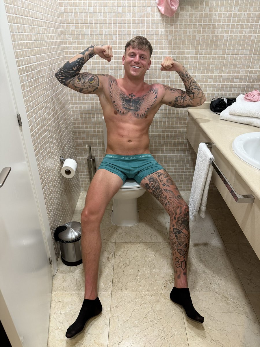 Shanekingx's tweet photo. Do you like my biceps? https://t.co/RopSTLxEkh