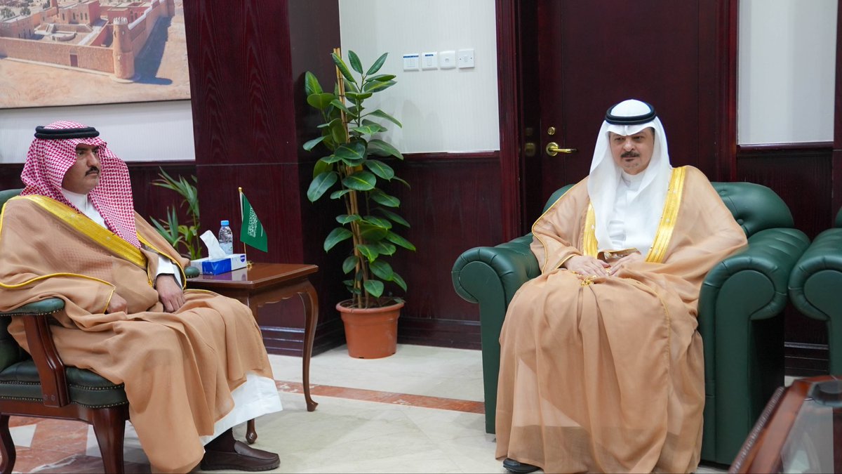 Hcp_Qurayat's tweet photo. استقبل سعادة محافظ القريات المكلف الأستاذ فيصل الدهام، في مكتبه يوم الاربعاء
، المستشار الإقليمي لمنظمة الصحة العالمية الدكتورة سمر الفقي، والمشرف العام على برنامج المدن الصحية بوزارة الصحة الدكتور محمد خاشقجي، والوفد المرافق لهما، وذلك في إطار زيارتهم للمحافظة لتقييم مدينة القريات ضمن برنامج المدن الصحية.
وجرى خلال اللقاء استعراض أهداف الزيارة والمحاور الرئيسية للتقييم، حيث نوّه سعادة المحافظ بأهمية برنامج المدن الصحية ودوره المحوري في تعزيز جودة الحياة، والارتقاء بالمستويات الصحية والبيئية والاجتماعية، بما يسهم في تحقيق المستهدفات التنموية للمحافظة.
وتستغرق الزيارة يومين، تتضمن جولات ميدانية واطلاعًا شاملاً على تطبيق معايير ومحاور البرنامج في مختلف القطاعات الحكومية ومؤسسات القطاع غير الربحي بالمحافظة
#القريات #برنامج_المدن_الصحية