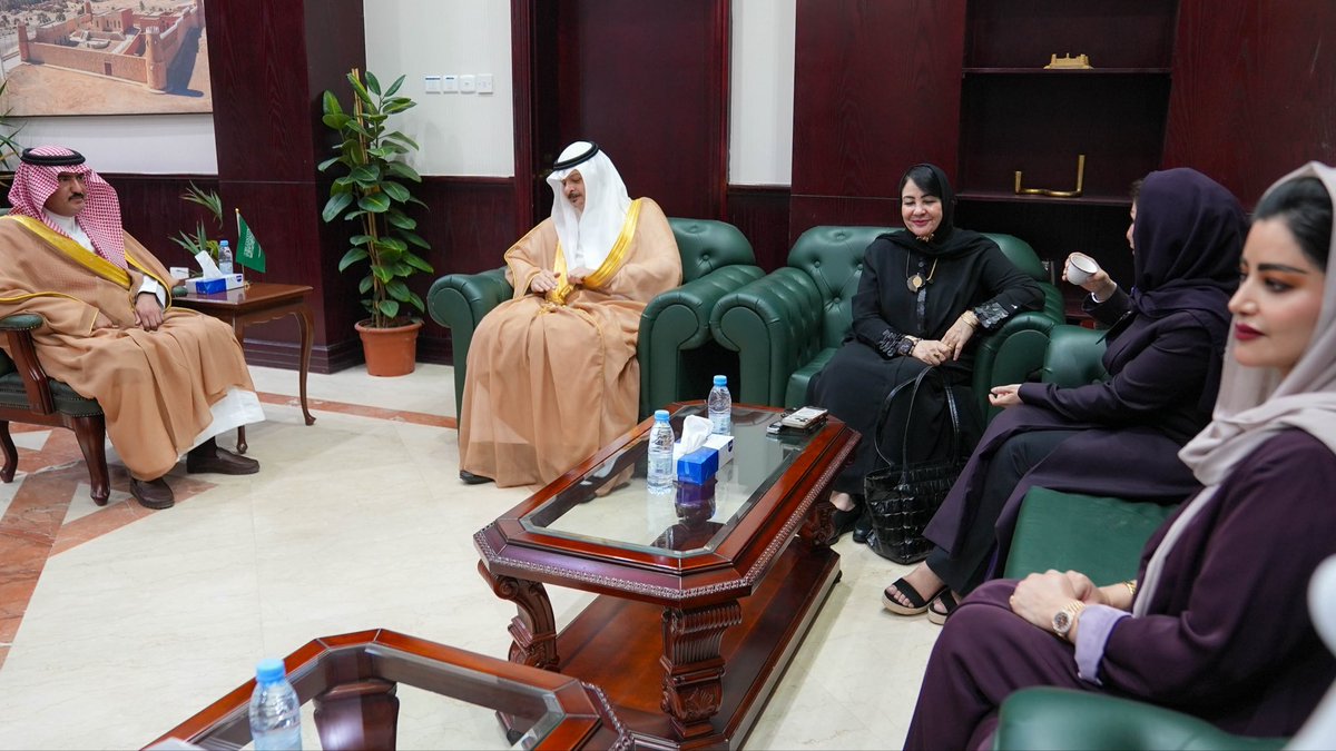 Hcp_Qurayat's tweet photo. استقبل سعادة محافظ القريات المكلف الأستاذ فيصل الدهام، في مكتبه يوم الاربعاء
، المستشار الإقليمي لمنظمة الصحة العالمية الدكتورة سمر الفقي، والمشرف العام على برنامج المدن الصحية بوزارة الصحة الدكتور محمد خاشقجي، والوفد المرافق لهما، وذلك في إطار زيارتهم للمحافظة لتقييم مدينة القريات ضمن برنامج المدن الصحية.
وجرى خلال اللقاء استعراض أهداف الزيارة والمحاور الرئيسية للتقييم، حيث نوّه سعادة المحافظ بأهمية برنامج المدن الصحية ودوره المحوري في تعزيز جودة الحياة، والارتقاء بالمستويات الصحية والبيئية والاجتماعية، بما يسهم في تحقيق المستهدفات التنموية للمحافظة.
وتستغرق الزيارة يومين، تتضمن جولات ميدانية واطلاعًا شاملاً على تطبيق معايير ومحاور البرنامج في مختلف القطاعات الحكومية ومؤسسات القطاع غير الربحي بالمحافظة
#القريات #برنامج_المدن_الصحية