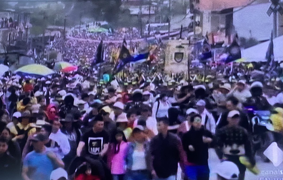 SuperLaserfm's tweet photo. Miles de fieles acompañan a la venerada imagen de la Virgen del Cisne en su paso por el barrio Belén, recorriendo 37 km. desde Catamayo y a pocos minutos de llegar a Loja. https://t.co/7qkmVU7e3K