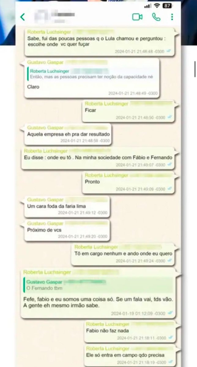 claudio_dantas_'s tweet photo. Em diálogo com um dos principais alvos da PF no caso do INSS, a lobista Roberta Luchsinger resume a relação Lulinha ("somos uma coisa só" e "ele só entra em campo qdo precisa"), revela a intimidade com Lula ("Fui uma das poucas que o Lula chamou e perguntou 'escolhe onde vc quer ficar'") e dá a dimensão do acesso ao governo petista (Tô em cargo nenhum e ando onde eu quero"). Vai ser difícil Lula sair dessa. O filho já era.