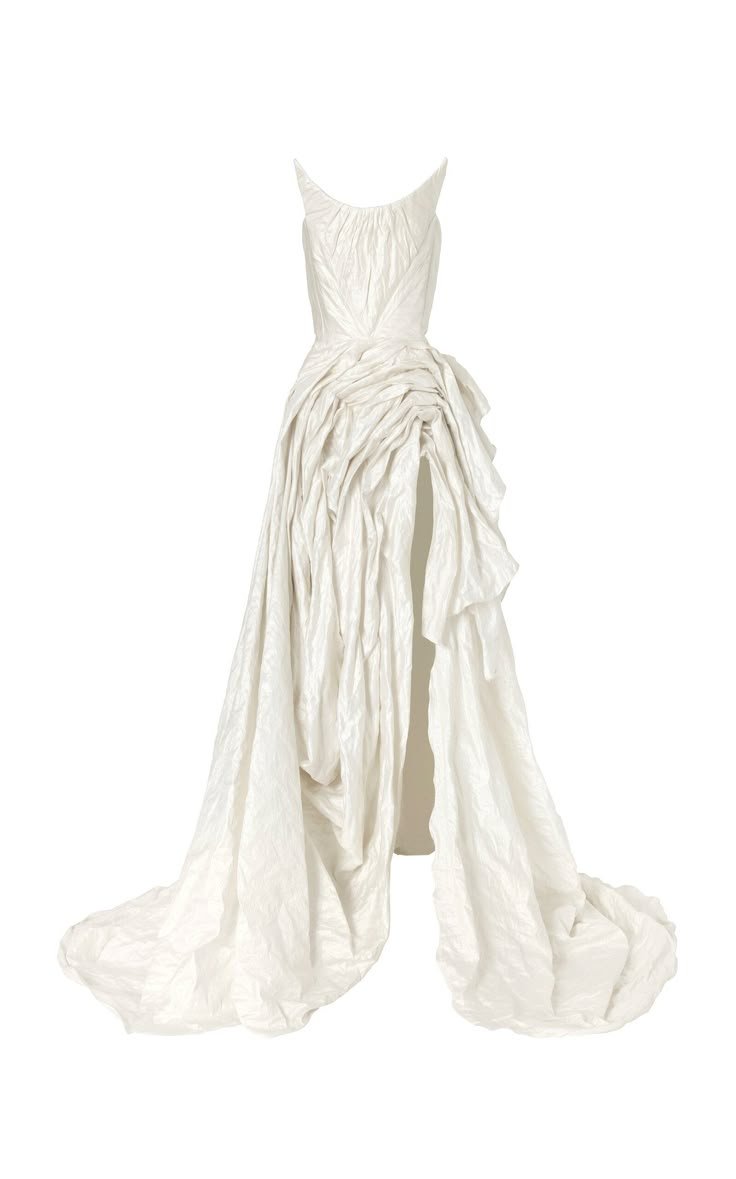 1975pilled's tweet photo. why are the aesthetics of fortnight dress and #her wedding dress lowkey kinda similar https://t.co/WZc1W8B28B