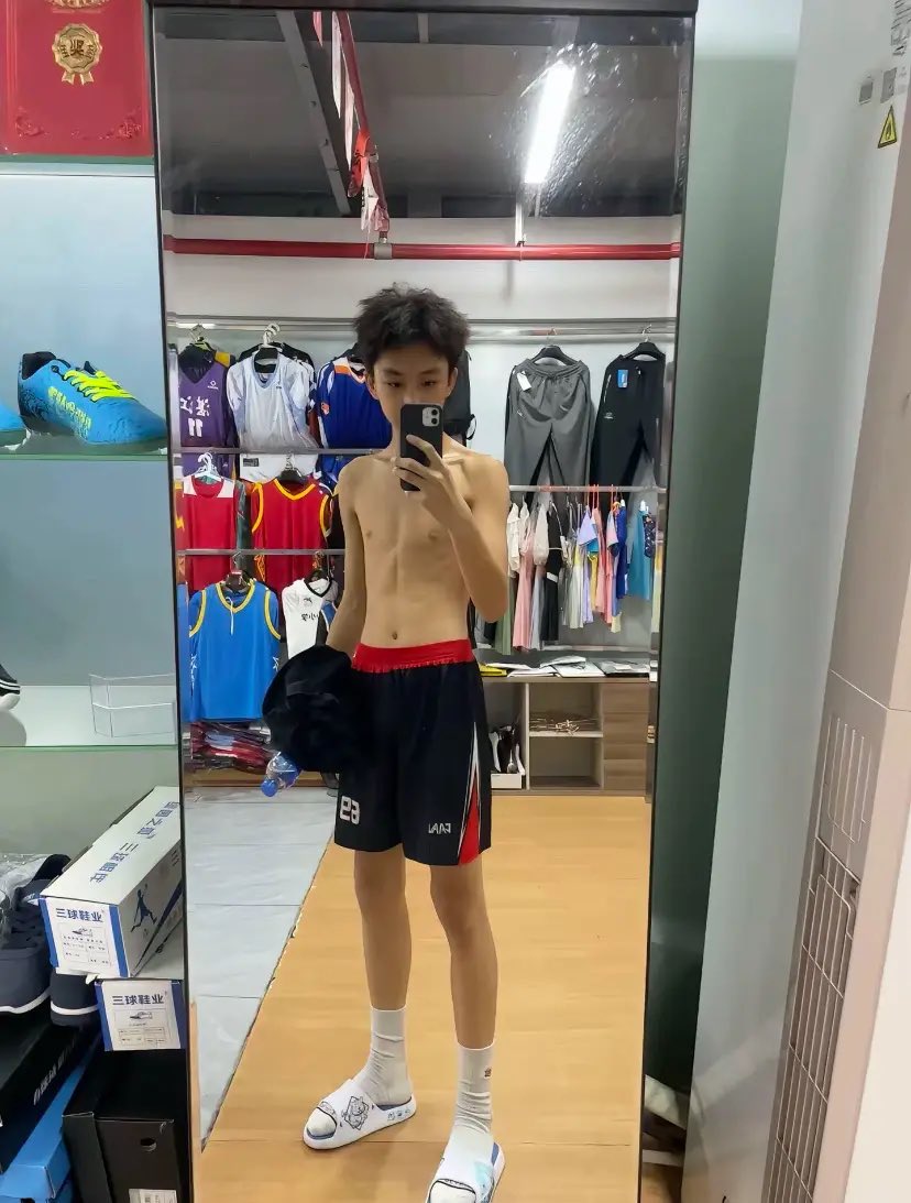 KkKkd4gc's tweet photo. 体育生 https://t.co/00WDOW8ZiY