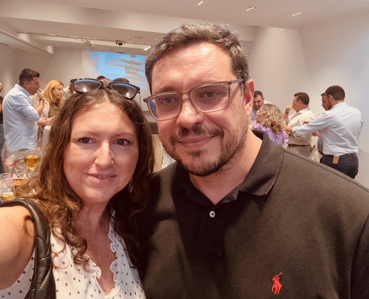bellapalomo's tweet photo. La @feria_malaga es una semana también de reencuentros. Gracias a @diputacionMLG ayer coincidimos con directores de medios y colegas de redacciones, grandes profesionales muchos de ellos antiguos alumnos @ComuniFac @InfoUMA, y brindamos por el periodismo en #Málaga. Olé! 🪭 https://t.co/G7GjtbvWte