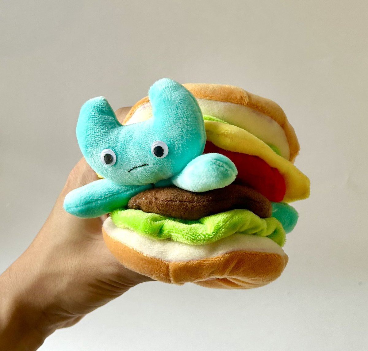 wakannaiyohonto's tweet photo. ハンバーガーのぬいぐるみ https://t.co/wckhCqEvrD