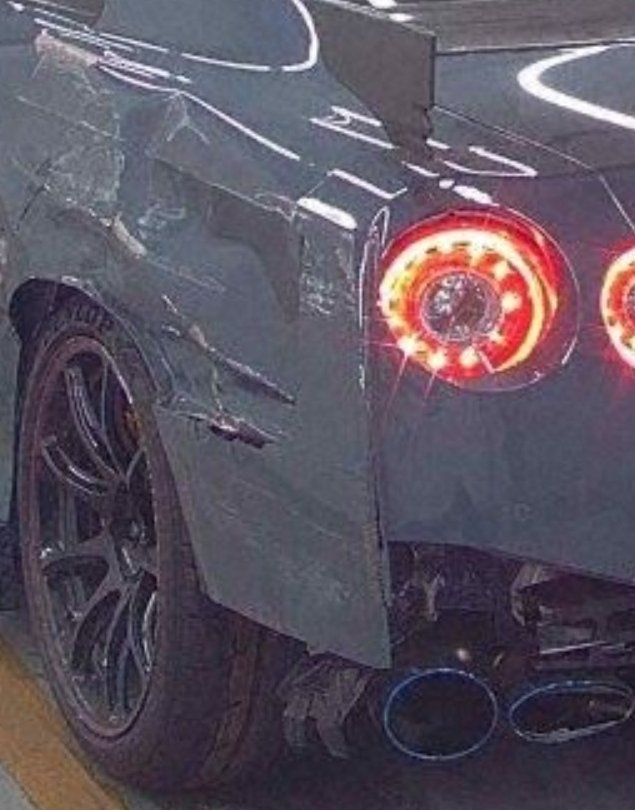 aizahaaaa's tweet photo. すげぇ車が出たもんだ。ちょっと調べました。詐欺被害者が出ないために。全て載せるとオークション規約にひっかかるので一部ですが

○某業者オークション会場にて｢これから｣セリにかかる車両です。

○左リア側事故・現状で、ヤフオクの画像はダメージが少しよくなってます😅あと、画像を暗く加工して、りああんだーがスポイラーが吹っ飛んでなくなっているのを見つかりづらくしてますね。

○実際の画像は上記の通りでそのまま載せられないので一部のみですが、こうなってます…。

以前もGT-Rではないのですが、ヤフオクでやたら安い車が出ていて調べると、オークションでは冠水車だったり、とんでもない連中が多いです。

気を付けて、手を出さないようにしてください。