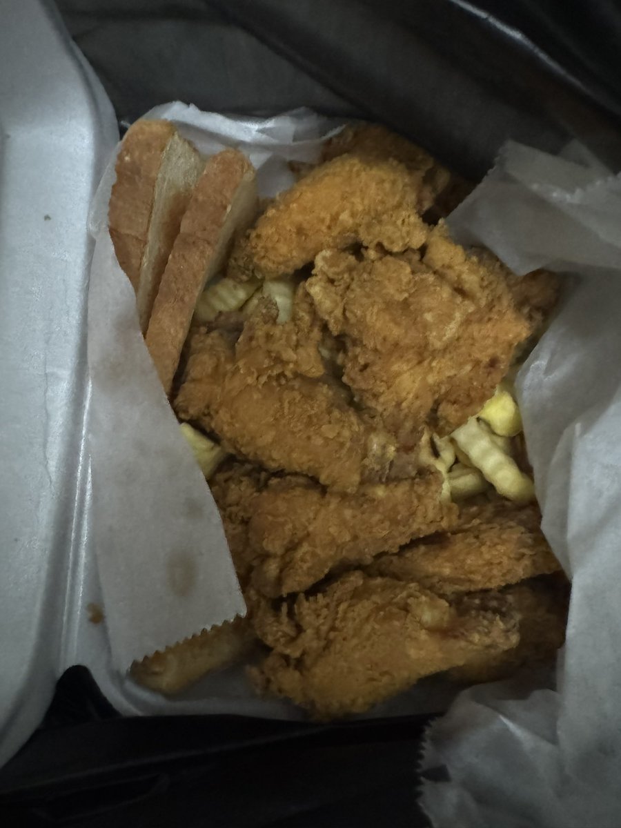 Fredboi96's tweet photo. I asked for a 6 piece and they gave me a 12 piece for the price of a 6 piece. 🥹 I’m your loyal customer. 🙌🏽🍗🍟 https://t.co/NeDv4HvyaF
