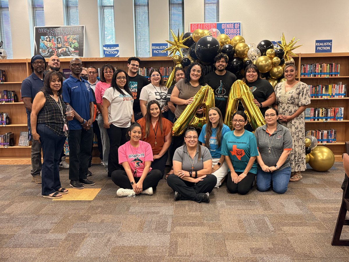 sduffy_sisd's tweet photo. A few more photos of this 🅰️mazing group! https://t.co/zG79ZH7bII