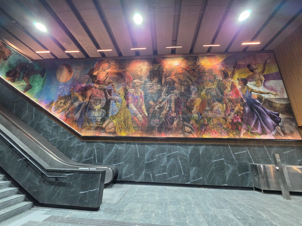 nacholozano's tweet photo. Así quedó la obra “Apoteosis”, del artista Federico Kampf, en la estación del metro #Auditorio, de la #Línea7. Se trata de un mural holográfico de 750 m², integrado por más de 12 mil piezas de acrílico que dan vida a tres historias que cambian ante la mirada de quienes recorren la estación.

De acuerdo con el #MetroCDMX, este mural suspende las fronteras del tiempo y la geografía reuniendo en un mismo muro dos civilizaciones. Muestra el encuentro de culturas que nunca se vieron pero que existían.