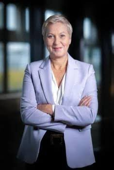 Forhalinton's tweet photo. Voilà la ministre du Numérique. Fidèle macroniste, elle a passé son temps à vouloir contrôler les réseaux sociaux. Résultat : la cybersécurité a été négligée, les données des Français ont fui, et sa loi a été rejetée. Bravo, Madame. Vous avez tout raté. https://t.co/YlbYD7rF1W