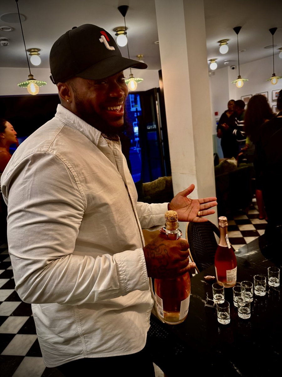 MariquitadB's tweet photo. kinda chic to be frontiermaxxing like this 🥂

@shefiorg &amp; @WiBTalks at @AvaxTeam1 london meet up https://t.co/JMjkOsGk4M