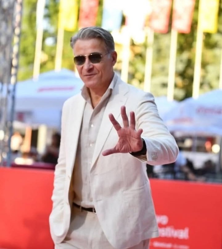 spenceroharas's tweet photo. i’m just a girl: i see pictures of a beautiful man in his 50’s, i have no other choice but to spend at least 30 minutes looking at them before going on about my day https://t.co/uCMNEPnCLW