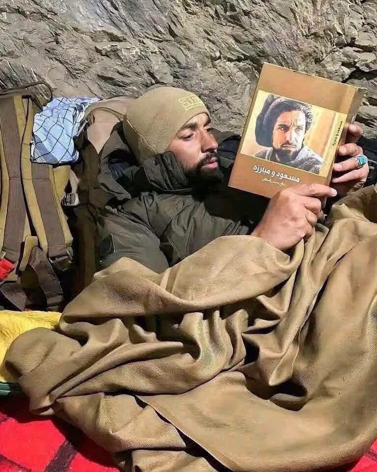 FJMAfghanistan's tweet photo. بسم‌الله الرحمن الرحیم

انا لله و انا الیه راجعون

با نهایت تأسف و اندوه، نهضت آزادی و عدالت خبر شهادت فرمانده حسیب پنجشیری، از فرزندان دلیر و آزادی‌خواه افغانستان، را دریافت کرد.

شهادت او ضایعه‌ای دردناک برای خانواده، دوستان و همرزمانش و برای همه کسانی است که آزادی، عدالت، کرامت انسانی و سربلندی افغانستان را آرمان مشترک خود می‌دانند. 

شهید فرمانده حسیب پنجشیری زندگی خود را در مسیر این ارزش‌ها وقف کرد و در دشوارترین شرایط، از باورهای خویش عقب‌نشینی نکرد.

نهضت آزادی و عدالت این ضایعه را به خانواده محترم شهید فرمانده حسیب پنجشیری، همرزمان، دوستان و مردم شریف و آزادی‌خواه افغانستان تسلیت گفته، خود را در این سوگ شریک می‌داند.

نهضت آزادی و عدالت، بی‌حرمتی، توهین و رفتار غیرانسانی با پیکر شهید فرمانده حسیب پنجشیری را به‌شدت محکوم می‌کند. حرمت جان و پیکر انسان، حتی در شرایط جنگ و منازعه، از بنیادی‌ترین اصول انسانی، اسلامی و اخلاقی است و نقض آن، تعرض به کرامت انسانی و ارزش‌های جامعه به شمار می‌رود.

در عین حال در این روزهای دشوار، از م��دم شریف افغانستان می‌خواهیم که خون شهیدان را زمینه‌ای برای تشدید اختلافات و کینه‌های اجتماعی نسازند. افغانستان بیش از هر زمان دیگر به همبستگی، خرد جمعی و ایستادگی مشترک در برابر بی‌عدالتی نیاز دارد.

شهید فرمانده حسیب پنجشیری از میان ما رفت، اما آرمان‌هایی که برای آن جان باخت، همچنان زنده است. تاریخ ملت‌ها کسانی را به یاد می‌سپارد که در روزهای دشوار، سکوت و تسلیم را نپذیرفتند و برای باورهای خود هزینه پرداختند.

نهضت آزادی و عدالت در کنار خانواده شهید فرمانده حسیب پنجشیری ایستاده و باور دارد که نام و یاد او در حافظه مردم افغانستان و در کنار نام دیگر شهداء راه آزادی و عدالت باقی خواهد ماند.

نهضت آزادی و عدالت