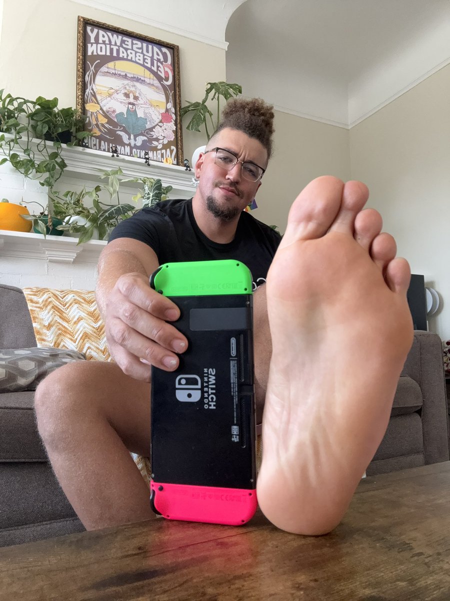 masterThiccy's tweet photo. Love comparing my titanic feet to things so you guys know how big they are. Also who’s getting me a switch 2? 🦶🏽 🎮 #footfetish #gaymer #malefeet #giantfeet #gayfeet https://t.co/FzJp3C4Et4