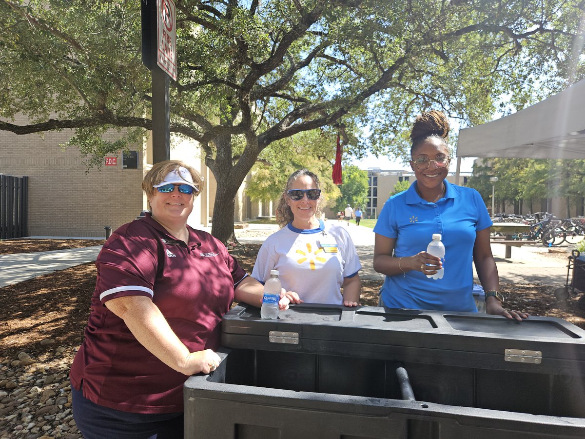 TAMUResLife's tweet photo. Thank you to our DSA Associate Vice Presidents Dr. Vicki Dobiyanski and Dr. Kristen Harell for volunteering during move-in. We appreciate all that you do!

#TAMU #Movein #ResidenceLife #AggiesLiveOn https://t.co/aF7KzOA7yL