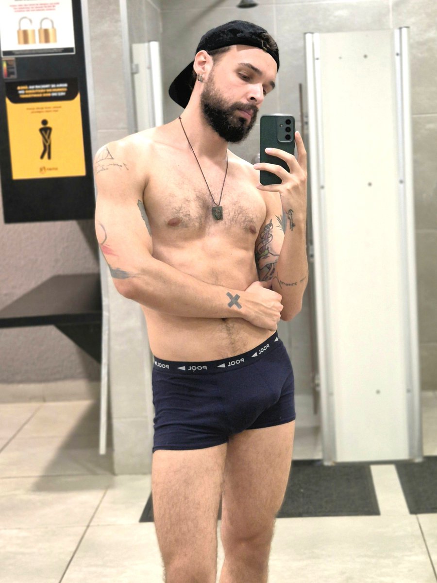 KunBasil's tweet photo. #cuequinta de folga do serviço, mas não do treino 💪 #gym #workout #thursday #tbt https://t.co/Mk94Qx5c0C