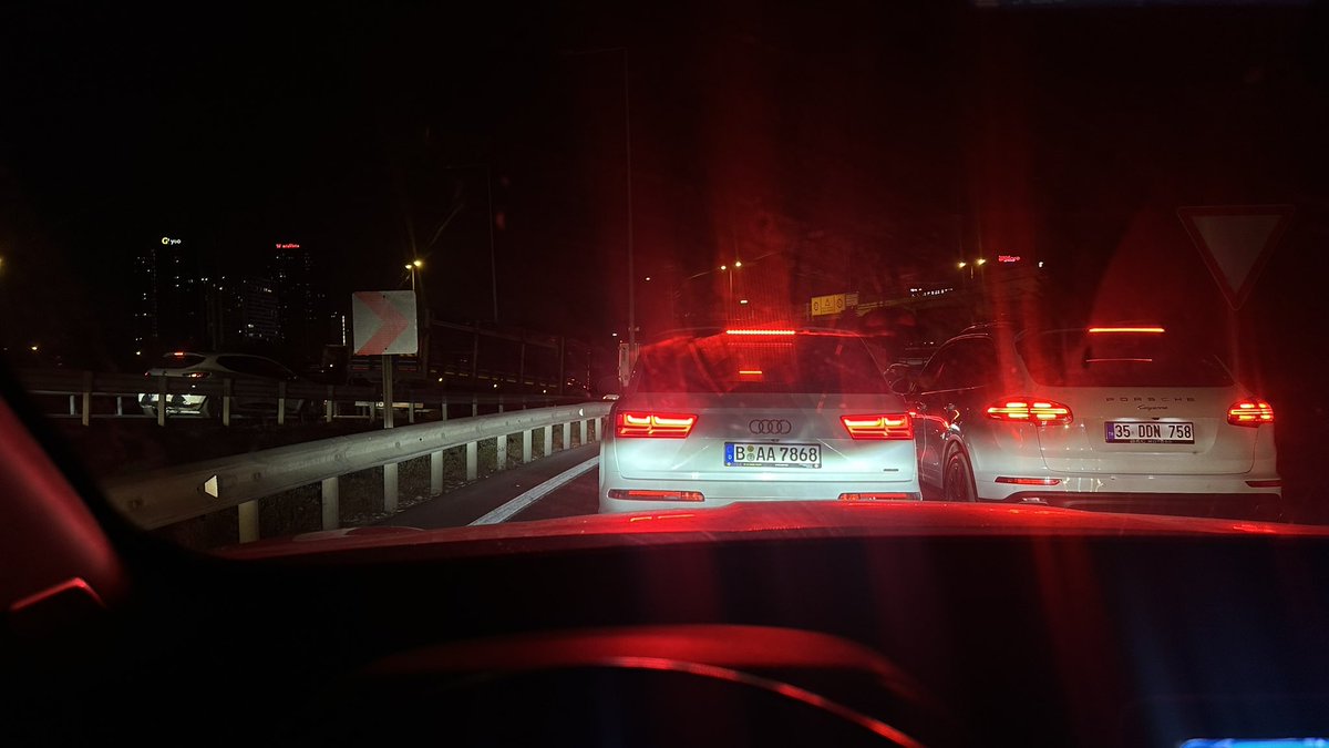 Busradde_'s tweet photo. Bu hayatta bitmeyen tek şey Mall of trafiği, vallahi bıktık ama artık ya https://t.co/zj9UIyWsGr