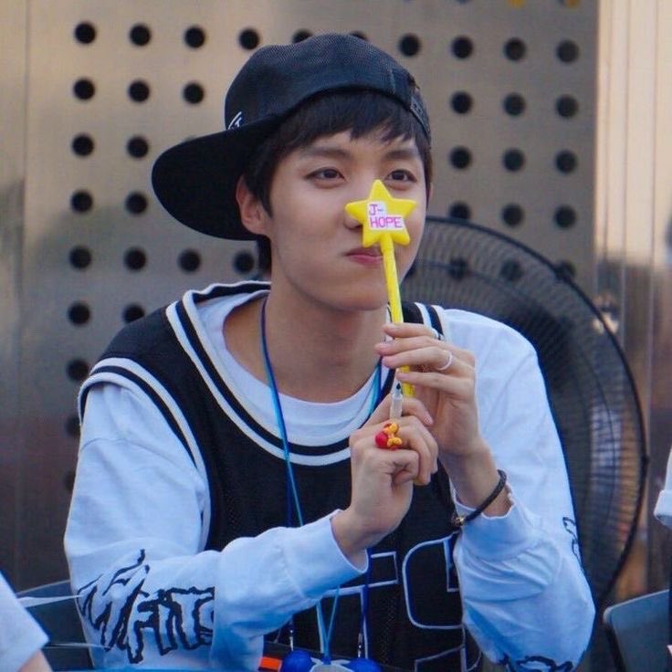 katthxr's tweet photo. J-Hope WE LOVE YOU
J-Hope NEVER WALKS ALONE
WE SUPPORT J-Hope FOREVER 

#JhopeIsNotAlone
#WeStandWithjhope
#WeSupportjhope 
#WeTrustInjhope 
#jhopeforever https://t.co/2e7o8dIoyL
