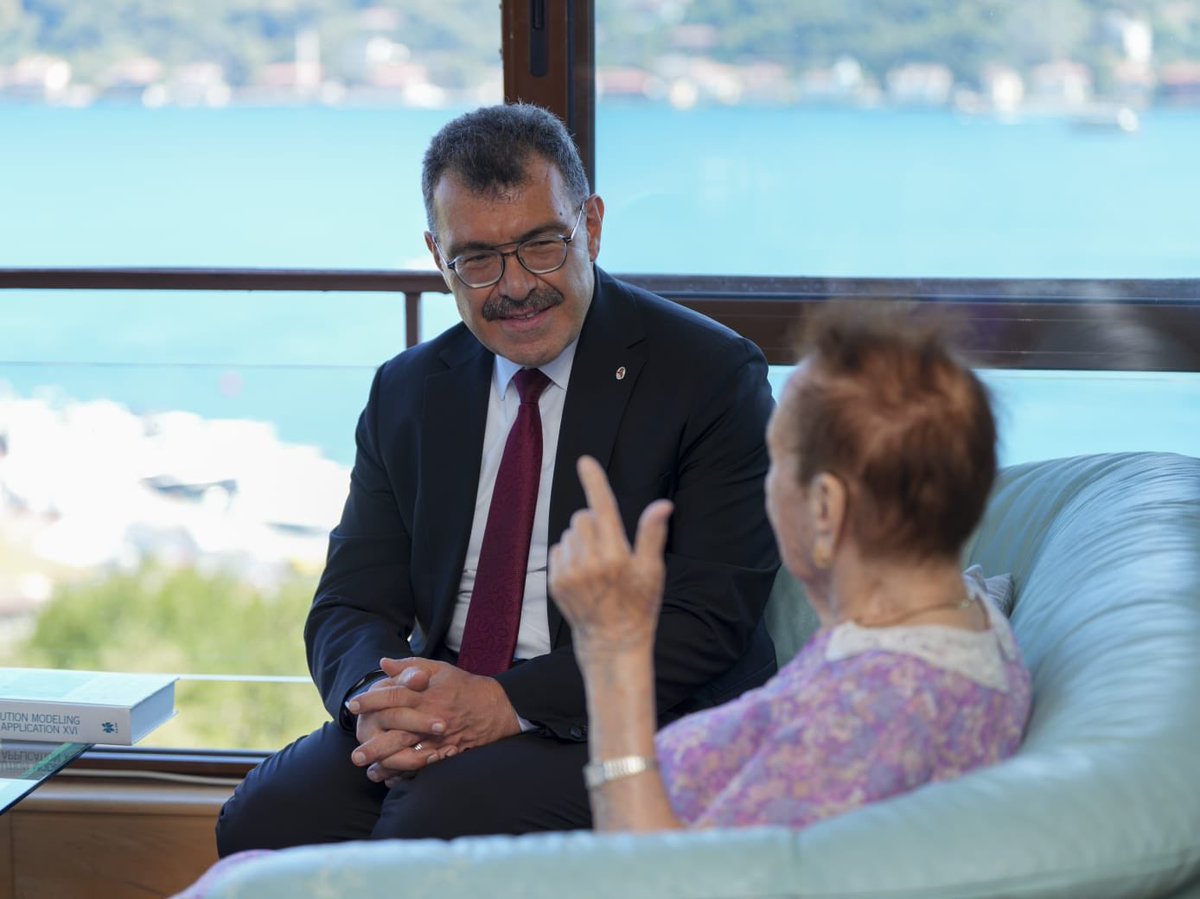 ProfHasanMandal's tweet photo. 73 Yıllık Mezunumuzla Kuşaklar Boyu Süren İTÜ Aidiyeti 🐝

1953 yılı Mimarlık Fakültesi mezunumuz ve kıymetli hocamız Prof. Dr. Latife Kübra Gürer ve İTÜ mensubu değerli ailesinin misafiri olduk.

Latife Hocamızın öğrencilik günlerinden akademik hayatına uzanan anılarını dinlerken, İTÜ’nün farklı dönemlerine onun gözünden bakma fırsatı buldum. Mesleğine duyduğu sevgi, adanmışlığı ve üniversitemizle kurduğu gönül bağı sohbetimizin her anına yansıdı. 🤍

Merhum eşi, kızı ve damadı da İTÜ’lü olan hocamızın ailesinde kuşaklar boyunca yaşatılan bu aidiyet, üniversitemizin geçmişiyle geleceği arasında kurulan güçlü bağın en güzel örneklerinden biri.

Kıymetli hocamız Prof. Dr. Latife Kübra Gürer’e ve ailesine içten misafirperverlikleri ve üniversitemize sundukları katkılar için yürekten teşekkür ediyor; buluşmamızda bizlerle birlikte olan emekli öğretim üyemiz Prof. Dr. Selahattin İncecik Hocamıza da teşekkürlerimi sunuyorum.

@itu1773