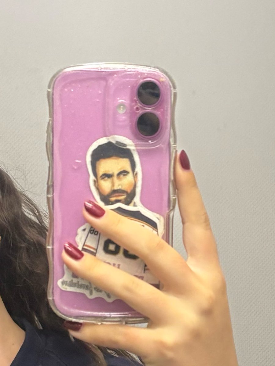ROYALROMXNOFFS's tweet photo. BRO I HAVE A ROY KENT STICKER INSIDE MY PHONE CASE THAT MY OWN BOSS THOUGHT WAS MAMDANI https://t.co/I3CnVT8yw7