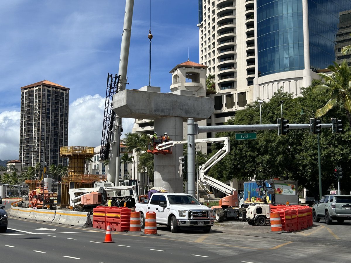 HNL_RTD's tweet photo. First Pier Cap Installed on Guideway Column in Downtown Honolulu.
Pier caps will support the spans that form the elevated guideway structure.

 #downtownhonolulu #Rail #HNL #honolulurail https://t.co/LE3PwrcKdv