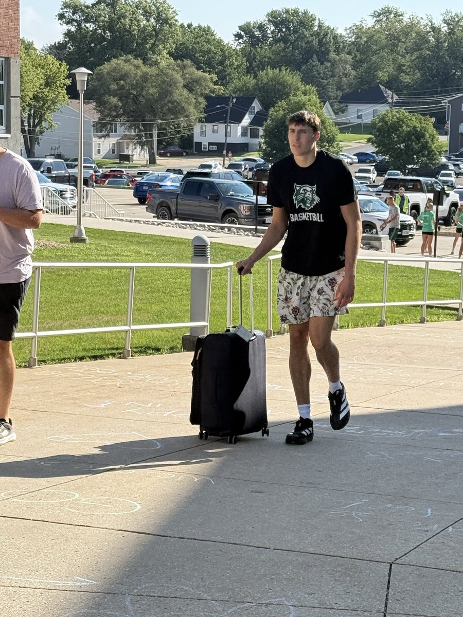 NWBearcatMBB's tweet photo. '𝓒𝓪𝓽𝓼 Crew! 📦 

Guys helped move in students this morning and welcomed them to campus! 💪

#PlayFast #OABAAB https://t.co/GgRrfzafpq