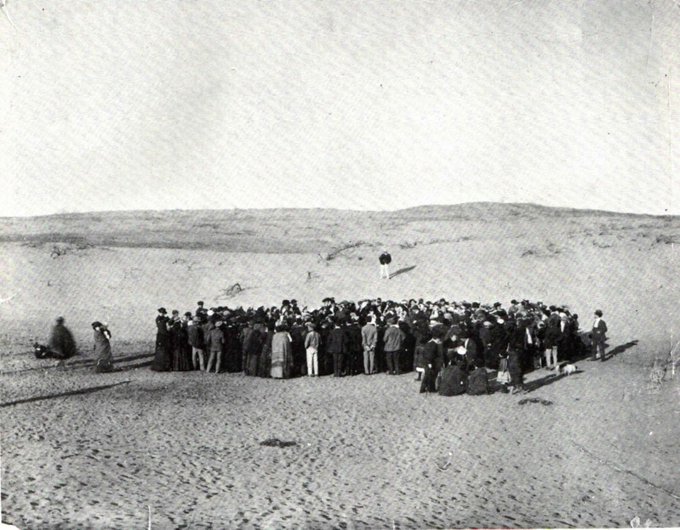 isaacrrr7's tweet photo. Así era Tel Aviv en 1909. Como pueden ver, solo había arena y conchas marinas. ¿Cómo se convirtió en ciudad?

Durante la década de 1880, bajo el dominio otomano, los judíos comenzaron a fundar nuevos barrios fuera de Jaffa debido al hacinamiento. El primero fue Neve Tzedek, fundado en 1887 por judíos mizrajíes en terrenos adquiridos por Aharon Chelouche, un judío argelino que se mudó a la Tierra de Israel en 1840 y amasó una fortuna comerciando con oro y plata. Compró los terrenos a los árabes locales.

En 1890, Zerah Barnett, un rico judío lituano, fundó Neve Shalom, adquiriendo los terrenos con su propio dinero de la misma manera. Otros barrios tienen historias similares. Cabe destacar que todos fueron fundados bajo dominio musulmán en terrenos comprados a musulmanes.

¿Cuándo se convirtieron estos barrios en Tel Aviv?
En 1906, sesenta familias judías compraron parcelas cerca de Jaffa y las registraron a nombre de Jacobus Kann, un ciudadano neerlandés. La financiación provino de las propias familias judías, que recibieron ayuda de un préstamo del Fondo Nacional Judío.

Originalmente, la ciudad se llamaba Ahuzat Bayit ("granja"), pero en 1910 pasó a llamarse Tel Aviv. En 1917, las autoridades otomanas expulsaron a los residentes de Jaffa y Tel Aviv como medida de guerra. Los judíos regresaron a la zona tras la derrota de los otomanos por parte de los británicos.

Después de la guerra, Tel Aviv se convirtió en un atractivo para los inmigrantes, ya que ofrecía las comodidades a las que estaban acostumbrados en Europa: luz eléctrica, agua, cine, ópera, teatro, restaurantes... todas las ventajas que no se podían encontrar en un kibutz.

Recibió el estatus de municipio en 1921, bajo dominio británico, y obtuvo la categoría de municipio independiente en 1934, tras el aumento de su población debido a los disturbios contra los judíos en Jaffa, que obligaron a muchos a huir a Tel Aviv, así como a los judíos que huían del auge del nazismo en Europa.

Ni casas robadas, ni tierras robadas, ni dinero robado.

Solo gente trabajadora que transforma el desierto en prosperidad con su propio esfuerzo y recursos.

Vía @VerminusM