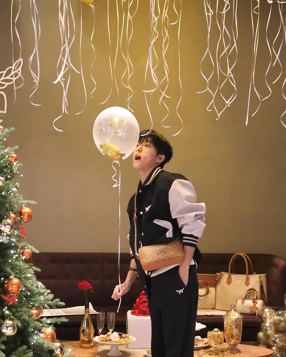 guyand_9hmig's tweet photo. 글로벌 럭셔리 패션 하우스 엠씨엠 하우스가 벌써 설레는 연말 분위기 가득하게 꾸며졌어요!

이번 Festive Season을 맞이해서 준비했던 랜덤박스는 오픈하자 마자 솔드아웃 되어 아쉽긴 하지만, MCM 오너먼트들로 꾸며진 크리스마스 트리부터 연말 무드의 포토존, https://t.co/Ubhi27FGAn