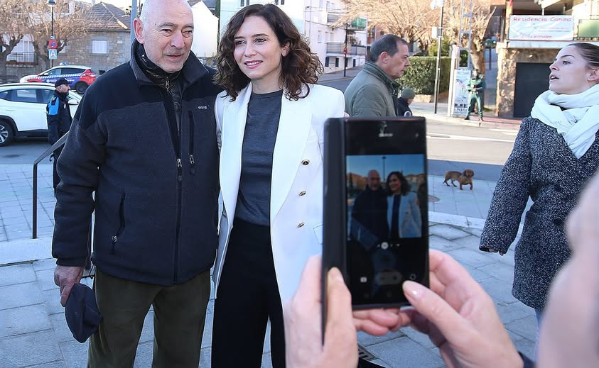 JGandulFdez's tweet photo. ESTA FOTO ES DE AYUSO A HACER UN SCRACHER A LA CASA DE PABLO E IRENE EN GALAPAGAR, CUANDO TENIA A TRES BEBES, Y PEDIA QUE TODO EL MUNDO FUERA A MOLESTARLO.
SI, AYUSO FUE QUIEN APOYO LOS ATAQUES A LA CASA DE PABLO IGLESIAS, Y LA PRENSA LO CALLA. https://t.co/TUd6eDDBIs