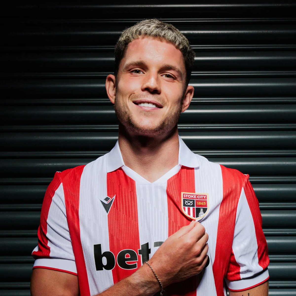 DeadlineDayLive's tweet photo. 📝 𝗗𝗘𝗔𝗟 𝗗𝗢𝗡𝗘: Stoke City have signed striker George Hirst from Ipswich Town on a 3-year contract.

Fee around £10M. 

(Source: @stokecity) https://t.co/j7oR0MunSG