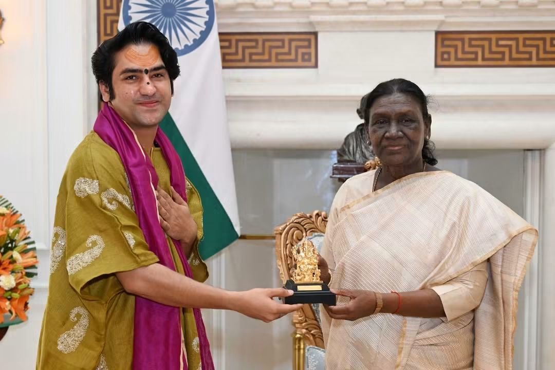 Ramkishor8964's tweet photo. राष्ट्रपति भवन मे बागेश्वर महंत ने राष्ट्रपति द्रौपदी मुर्मू से की सौजन्य भेंट, कन्याविवाह महोत्सव का दिया निमंत्रण,युवा शक्ति को राष्ट्र एवं सनातन सेवा से जोड़ने के लिए ‘माइंड सेट-लाइफ सेट’ अभियान की जानकारी, राष्ट्रपति ने दी शुभकामनाएं
#bageshwardhamsarkar  #Presidentofindia https://t.co/cxSy2RNWDH