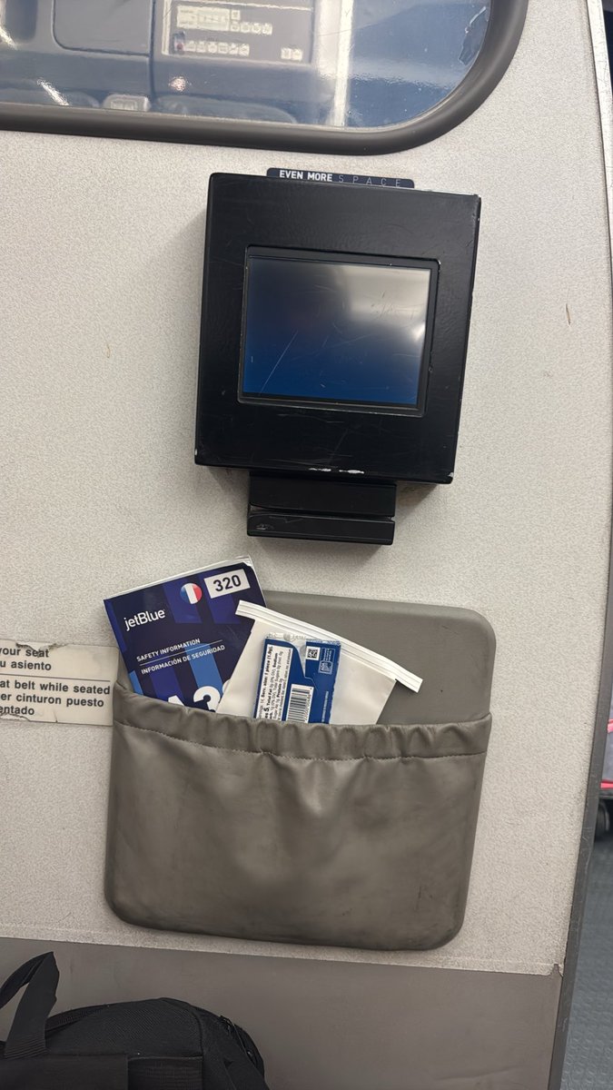 jcrowley43's tweet photo. @JetBlue https://t.co/jqjjGZ0rfM