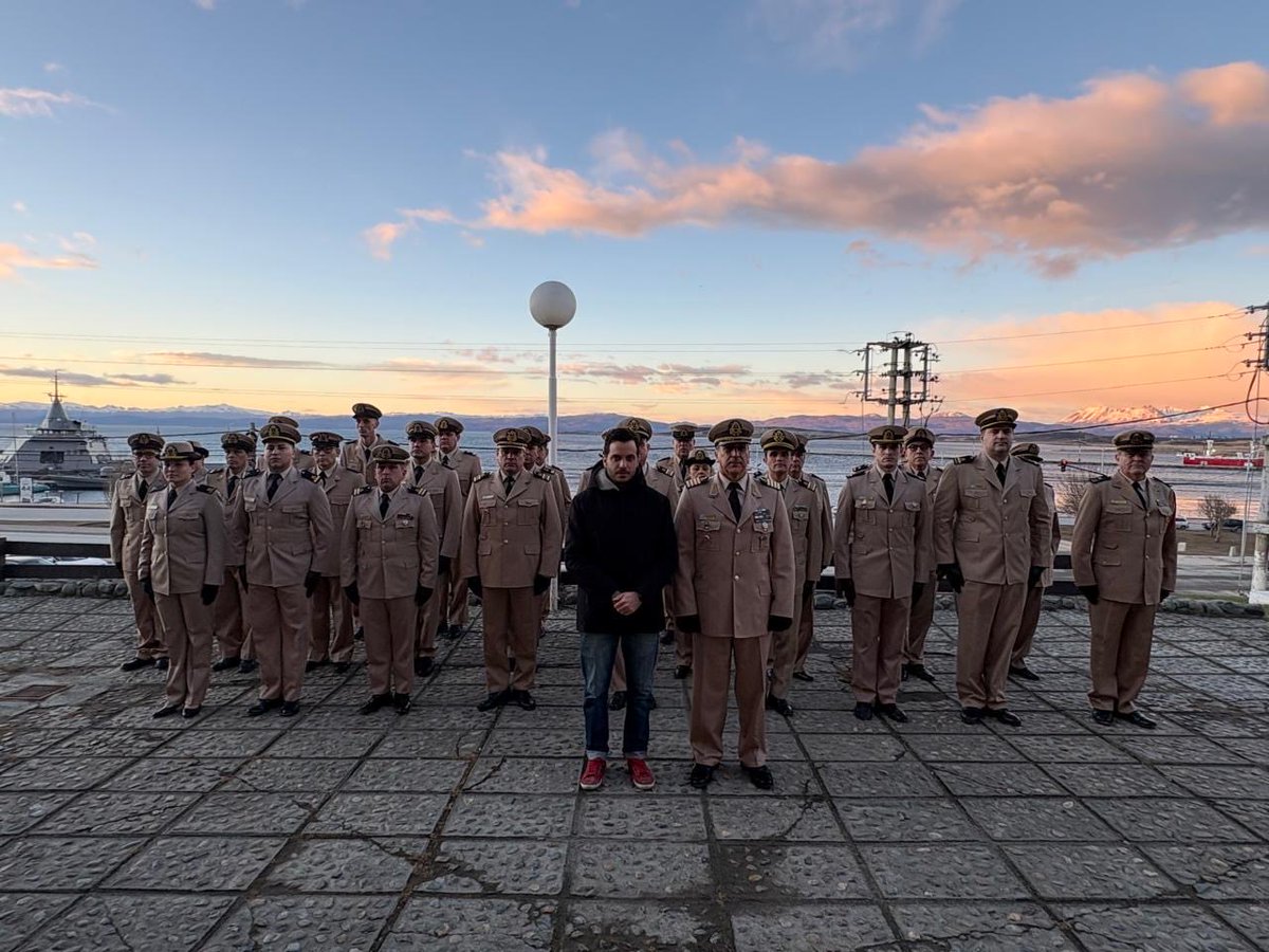 FerlautoMartin's tweet photo. Estuve en Ushuaia, junto a la Policía de Seguridad Aeroportuaria, la Policía Federal, Gendarmería y Prefectura, que sostienen el despliegue federal en Tierra del Fuego.

Cuatro fuerzas, un mismo objetivo: estar presentes en cada rincón del país para cuidar a los argentinos. https://t.co/M66NyXHLn2