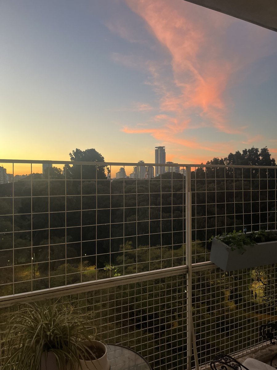 inorskol's tweet photo. 85 días pasaron desde la última vez que llegué a mi casa del laburo y era de día. Bienvenido el fin del invierno. https://t.co/ISri2NLBYh