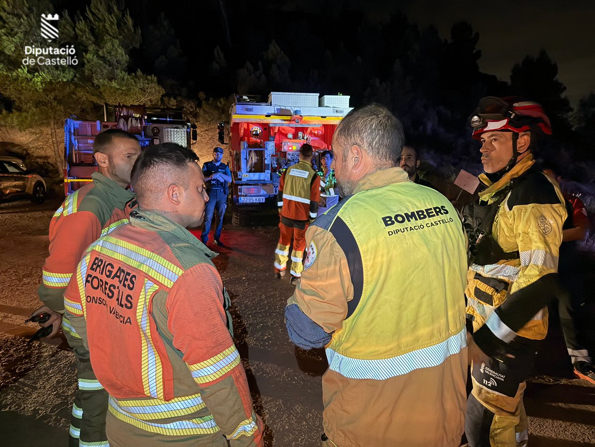BombersDipcas's tweet photo. Un amplio dispositivo de medios @BombersDipcas @BombersValencia y @GVAbforestals están trabajando en los dos flancos que presenta el  #IFSegorbe. Mucho ánimo a todos los medios https://t.co/HPPAu4BiGi