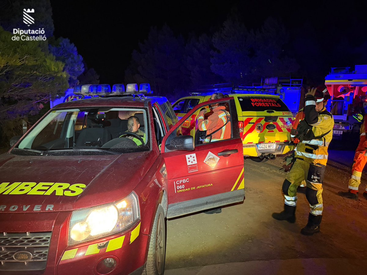 BombersDipcas's tweet photo. Un amplio dispositivo de medios @BombersDipcas @BombersValencia y @GVAbforestals están trabajando en los dos flancos que presenta el  #IFSegorbe. Mucho ánimo a todos los medios https://t.co/HPPAu4BiGi