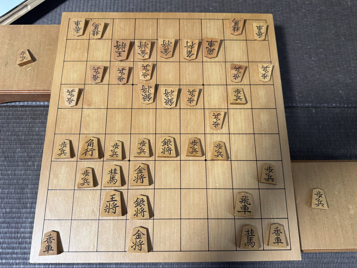 jisyoukai's tweet photo. 今日の早朝棋譜並べ
図は先手の天野宗歩が25の歩を▲24歩とした所

突き捨てのタイミングは感覚的なものが大きいと思う
だって言語化するの無理じゃない？
できるんか言語化？
だから直接、指で覚えこませるのが一番の近道だと思ってる

#棋譜並べ
#手合集42頁 https://t.co/KbbqQjIKK5