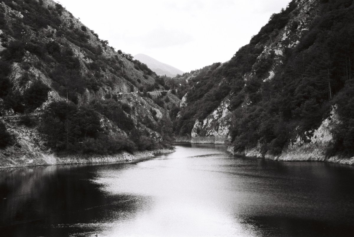 fratunaj's tweet photo. 📌 Lago di San Domenico e Lago Pio
"Nel silenzio della valle"

🎞 ILFORD DELTA 100 (Pellicola analogica)

#LagoDiSanDomenico #Villalago #Scanno #filmphotography #Lake

Scansioni effettuate da @SRullino https://t.co/PLtnBkJErL
