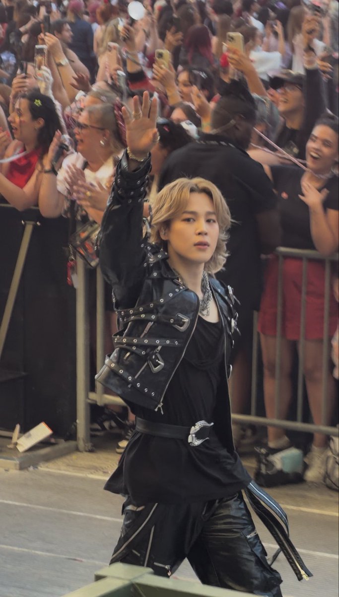 soothingtae's tweet photo. jimin was a real life fairy. i’ve never seen such ethereal beauty in my life and I spend nearly every waking moment with the image of him in my head ever since. I remember someone asked me when we were queuing for london d1 what he was like and doll was the word I kept saying. https://t.co/hQp6AxJsup