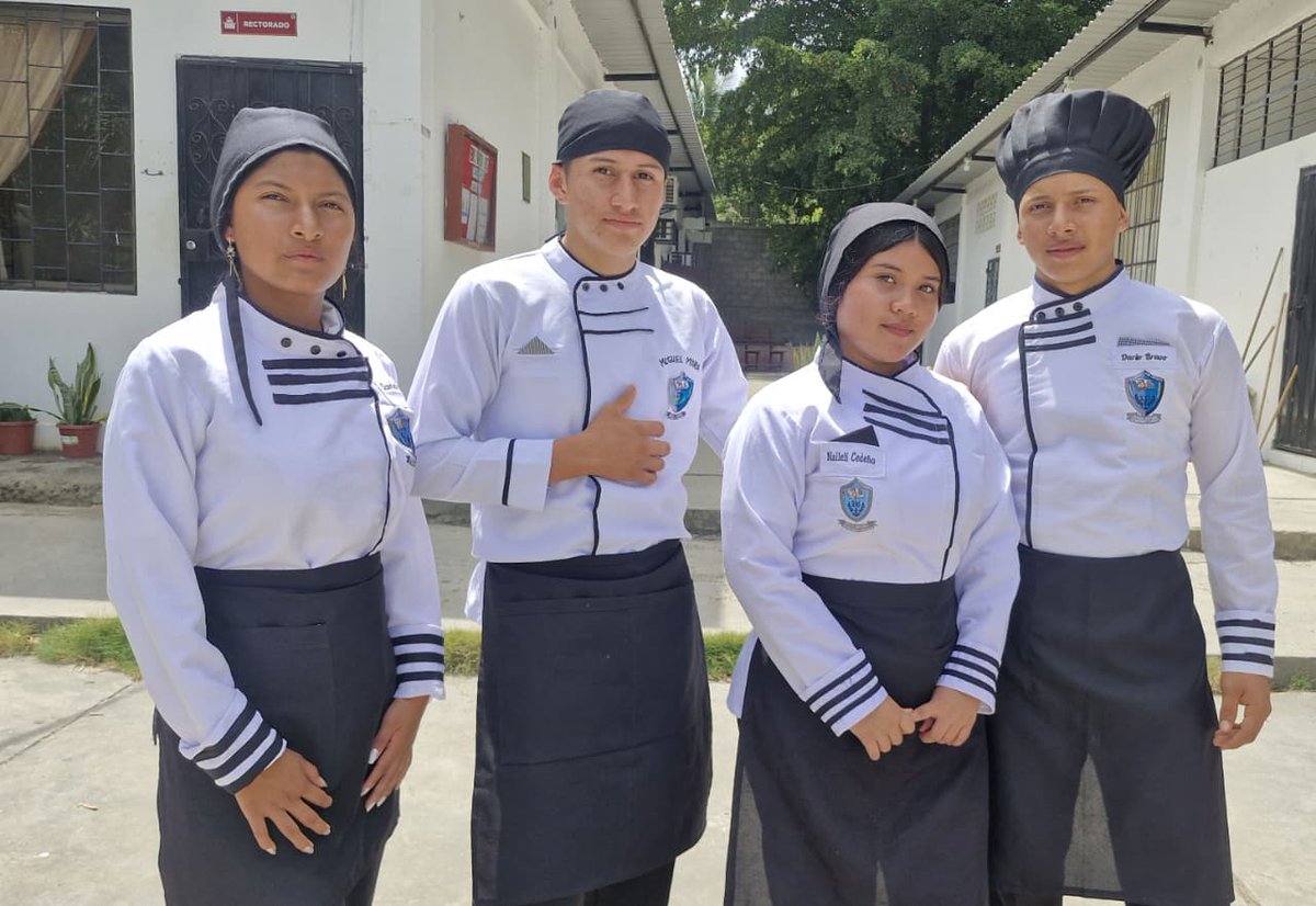 EducacionZ4_Ec's tweet photo. [ROCAFUERTE] Estudiantes de las unidades educativas Rocafuerte y Diana Esther Guerrero, que brindan #BachilleratoTécnico, participaron en un encuentro gastronómico previo a su viaje a Galápagos, donde serán parte del V Intercambio Pedagógico Manabí–Galápagos. https://t.co/x98Z1msLyC
