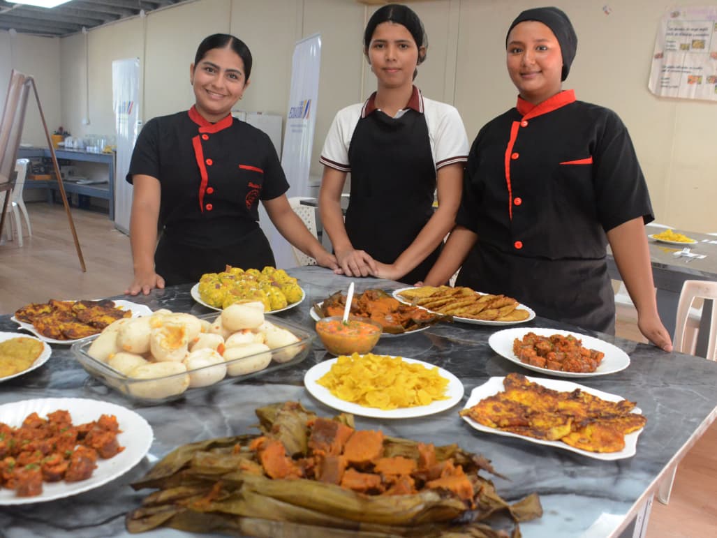 EducacionZ4_Ec's tweet photo. [ROCAFUERTE] Estudiantes de las unidades educativas Rocafuerte y Diana Esther Guerrero, que brindan #BachilleratoTécnico, participaron en un encuentro gastronómico previo a su viaje a Galápagos, donde serán parte del V Intercambio Pedagógico Manabí–Galápagos. https://t.co/x98Z1msLyC