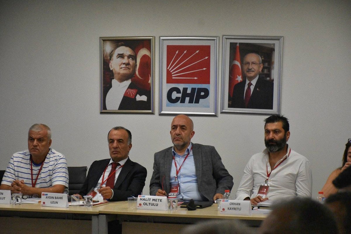 chpcankaya_'s tweet photo. Siyasette sorumluluk, kendini sürekli geliştirmeyi de beraberinde getirir.

Bugün Bülent Ecevit Parti Okulumuzda, Çankaya İlçe Yönetimi olarak yönetici eğitimimizi gerçekleştirdik.

Genel Başkan Yardımcımız Yıldırım Kaya, Ankara İl Başkanımız Fahri Yıldırım, Parti Okulu Genel Koordinatörümüz Hicran Akgün Ceylan, İl Başkan Yardımcımız Muratcan Işıldak ve Parti Okulu Eğitmenimiz Çağlar Akay’ın sunumlarıyla; siyasetten örgüt yönetimine, iletişimden sahadaki çalışmalara uzanan kapsamlı ve oldukça verimli bir eğitim günü geçirdik.

Deneyimin aktarıldığı, farklı fikirlerin konuşulduğu, soruların ve katkıların masaya geldiği bu buluşmadan Çankaya adına yeni notlarla, yeni fikirlerle ve tazelenmiş bir çalışma azmiyle ayrıldık.

Çünkü biliyoruz ki; iyi yönetmek, önce iyi öğrenmekten geçer.

Katkıları ve değerli paylaşımları için tüm eğitmenlerimize teşekkür ediyoruz.

Şimdi öğrendiklerimizi Çankaya’nın sokaklarına, mahallelerine ve halkın gerçek gündemine taşıma zamanı.

@herkesicinCHP 
@kilicdarogluk 
@yildirimkaya40 
@YildirimFahri 
@METEOLTULU 
@muratcanisildak 

#CHP #CumhuriyetHalkPartisi #Çankaya #CHPÇankaya #ÇankayaİlçeBaşkanlığı