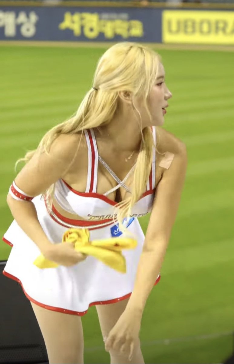 0bj3la's tweet photo. 이진 치어리더 https://t.co/zpXLLJh5HS