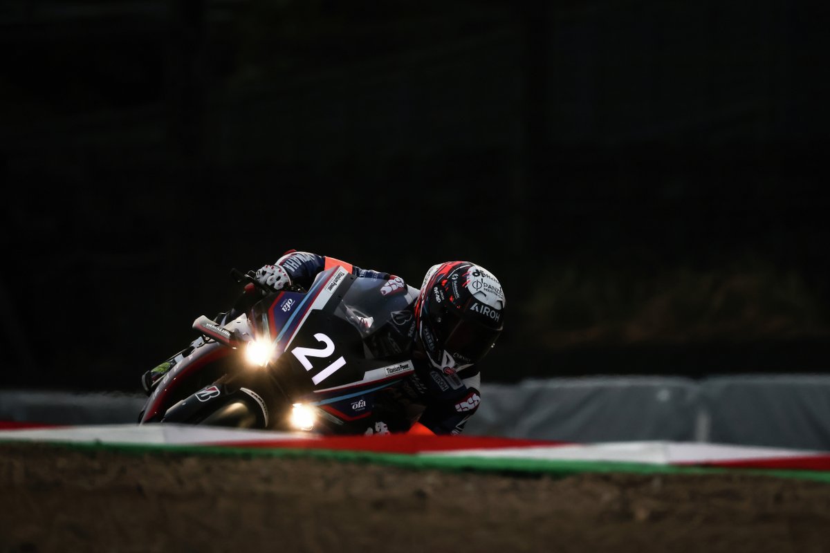 yamaha_race's tweet photo. 毎月21日は #21の日　🏍🧢
ということで、当社のエースナンバー『21』の写真をお届け📷👀

リプライで皆さんのお手元にある『21』も見せて下さい💬

#YamahaFactoryRacing #鈴鹿8耐 #ヤマハファンとつながりたい https://t.co/bCOrNR0lzS