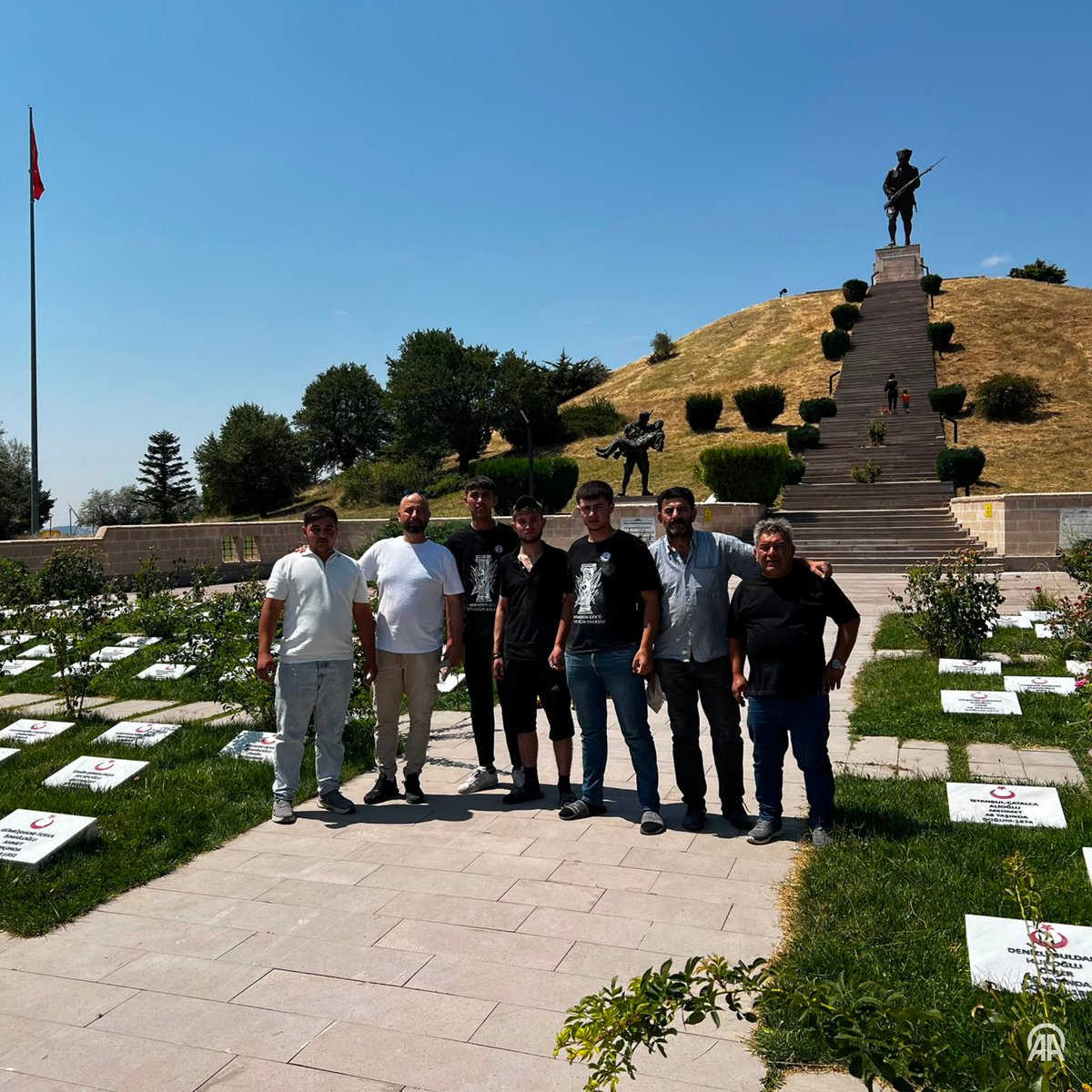 bosunatiklama's tweet photo. Afyonkarahisarlı lise öğrencileri, Dumlupınar Şehitliği'ndeki 510 şehidin mezar taşını yeniledi. https://t.co/z5nCVUte4M