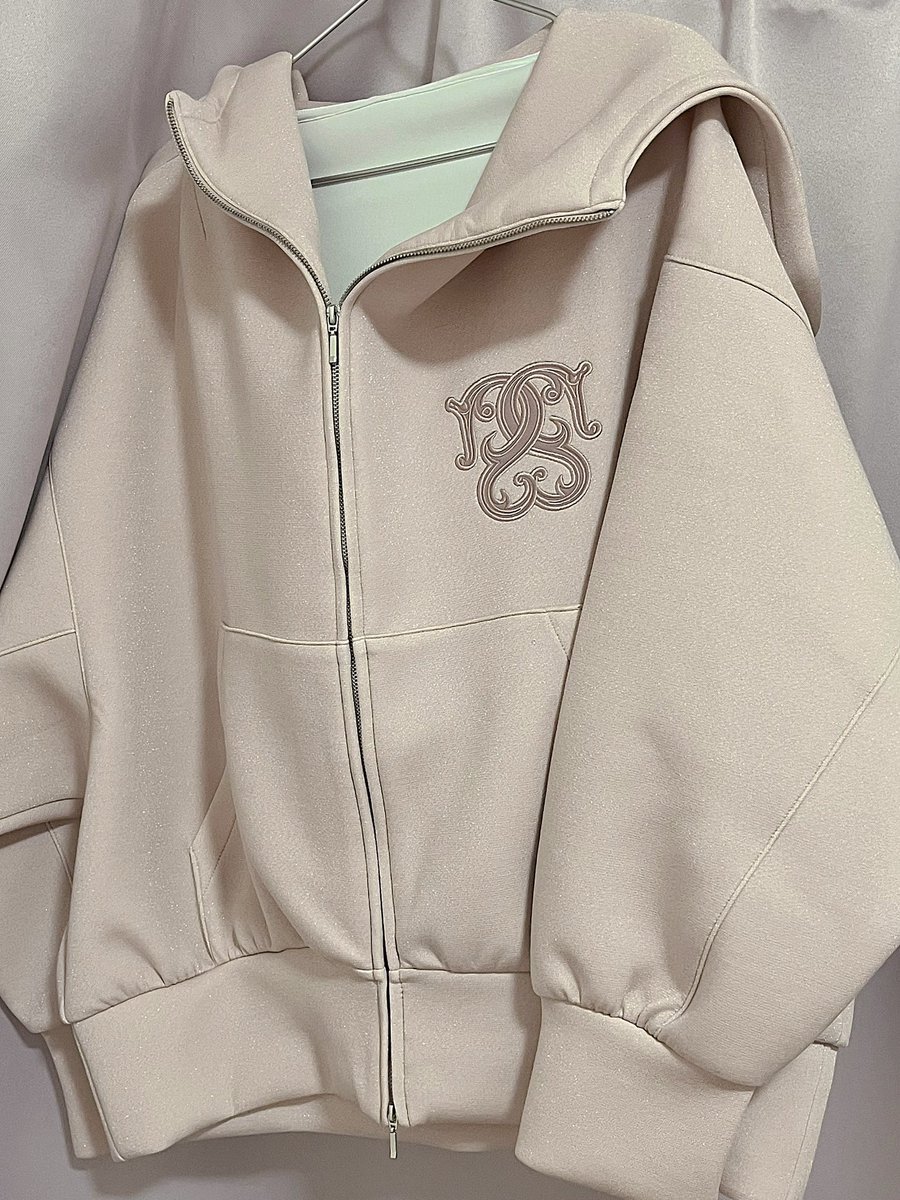 uiriria's tweet photo. かわいい女の子がよく着てるスナのパーカー買った
生地にラメ入ってて最高
早く秋になって欲しいなぁ https://t.co/55f6jdtXZJ