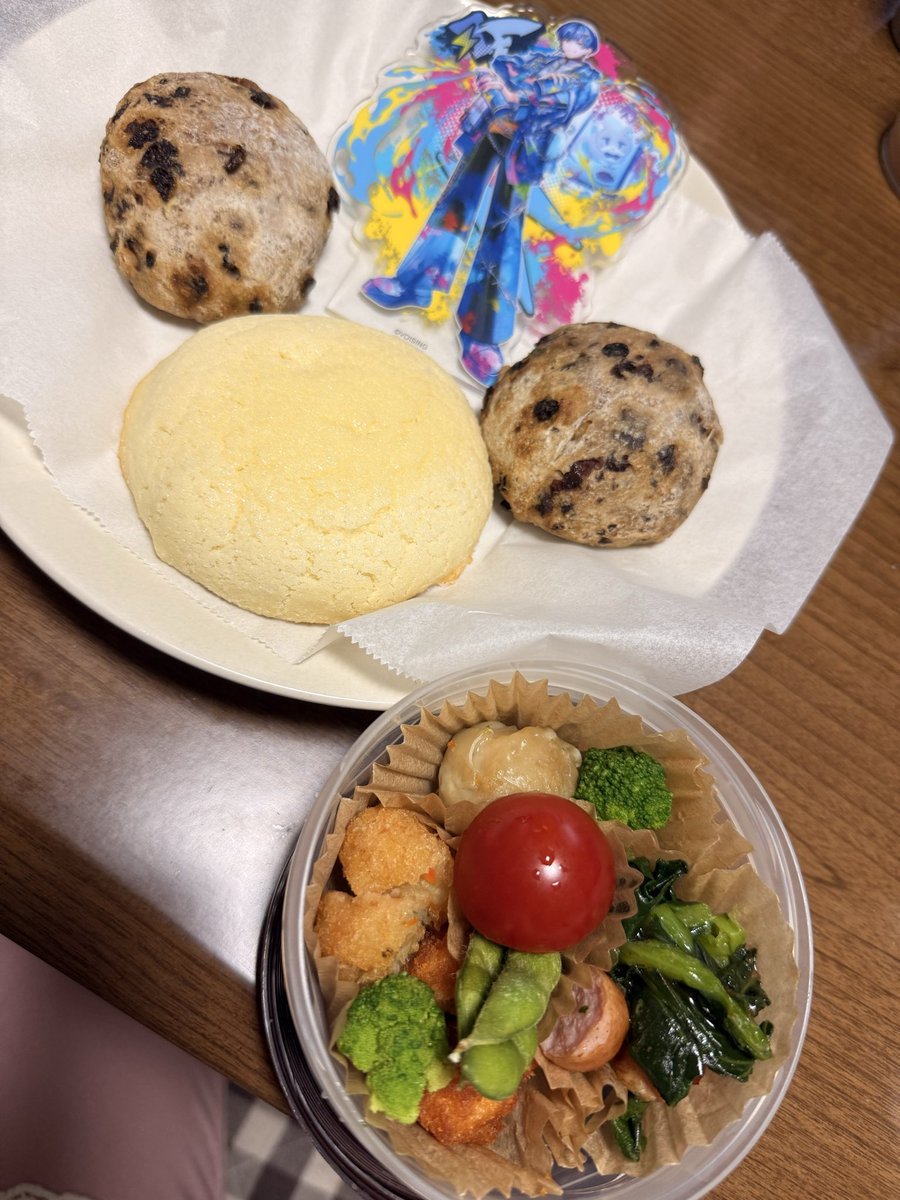 Rei_Rei_chan32's tweet photo. おはよ！
今日も朝から暑い💦
ご飯を炊くの忘れたので今朝は
パンを焼いた♡
メロンパンとカシスくるみパン
とおかずをお昼用に(*^^*)
今日もテンションあげて⤴︎⤴︎⤴︎
仕事行ってきます(*`･ω･)ゞ https://t.co/Ub1Fp86Twq